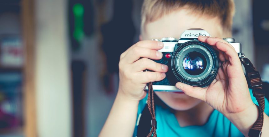 Imagen de un niño haciendo una foto